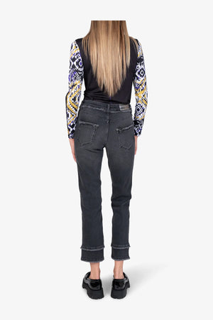 Straight-Leg-Jeans mit Fransenkanten 05