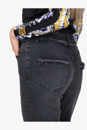 Straight-Leg-Jeans mit Fransenkanten 06