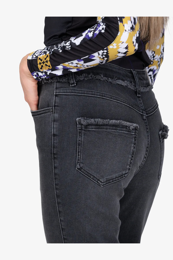 Straight-Leg-Jeans mit Fransenkanten 06