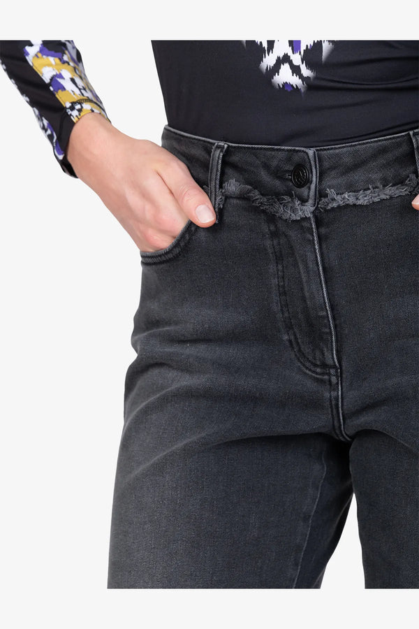 Straight-Leg-Jeans mit Fransenkanten 07