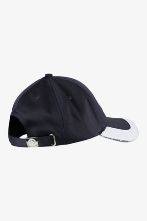 Cap mit Tape-Streifen auf Schild 02