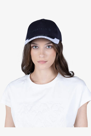 Cap mit Tape-Streifen auf Schild 03