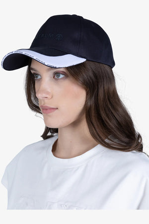 Cap mit Tape-Streifen auf Schild 04
