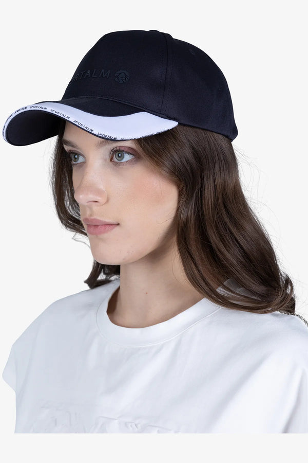 Cap mit Tape-Streifen auf Schild 04