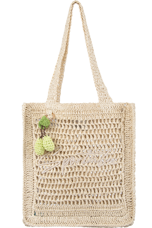 Helle, geflochtene Tragetasche aus Jute mit grünen gehäkelten Anhängern.