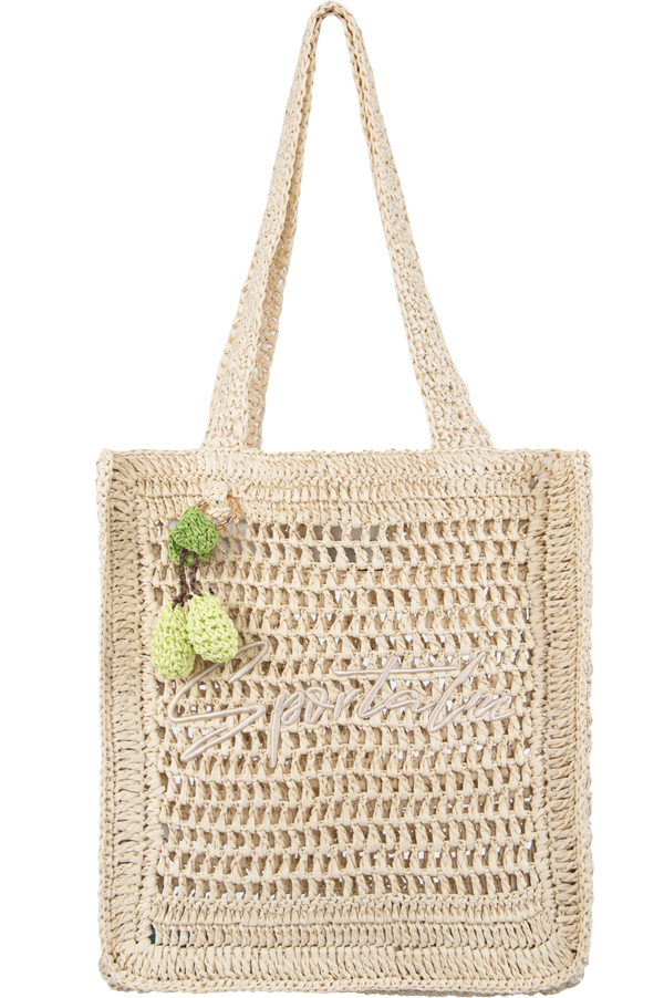 Helle, geflochtene Tragetasche aus Jute mit grünen gehäkelten Anhängern.