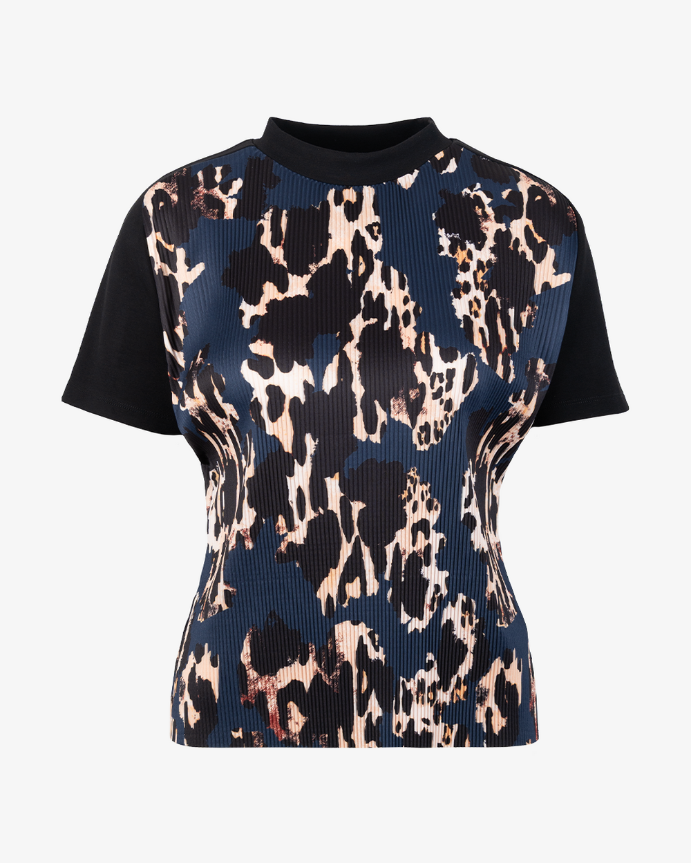 Schwarzes T-Shirt mit blauem, leopardartigem Muster und kurzen Ärmeln.