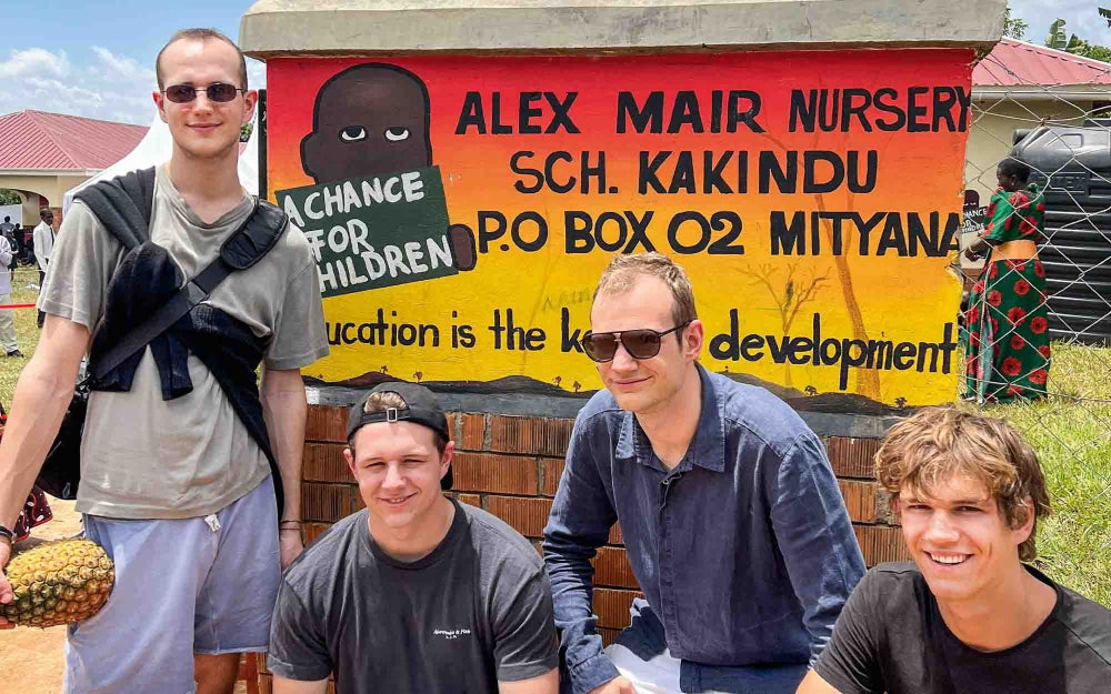 Familie Ehrlich besucht die Alex Mair Nursery School in Uganda.