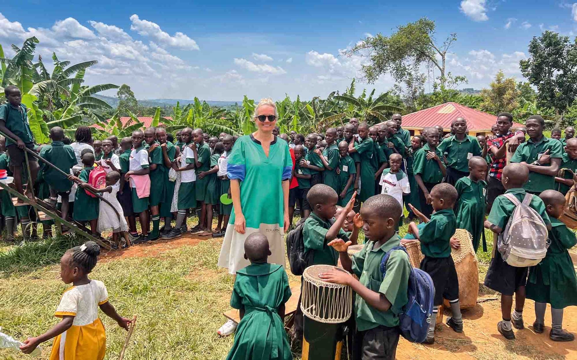 Ulli Ehrlich gemeinsam mit Kindern und Lehrkräften bei einem Besuch der Schule in Uganda.